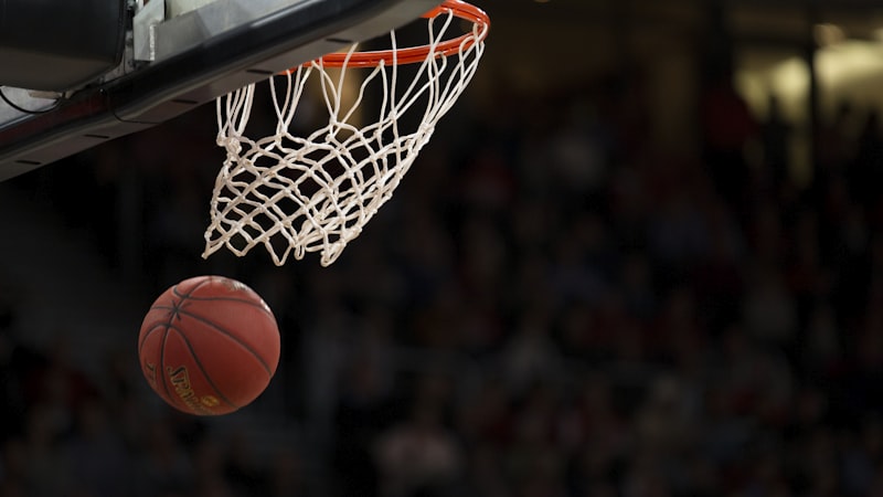 NBA季后赛湖人队与勇士队的篮球比赛直播现场